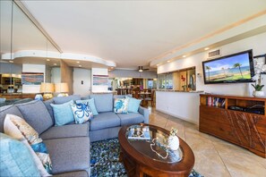 Condo, 1 phòng ngủ | Phòng khách | Smart TV, đầu đĩa DVD 