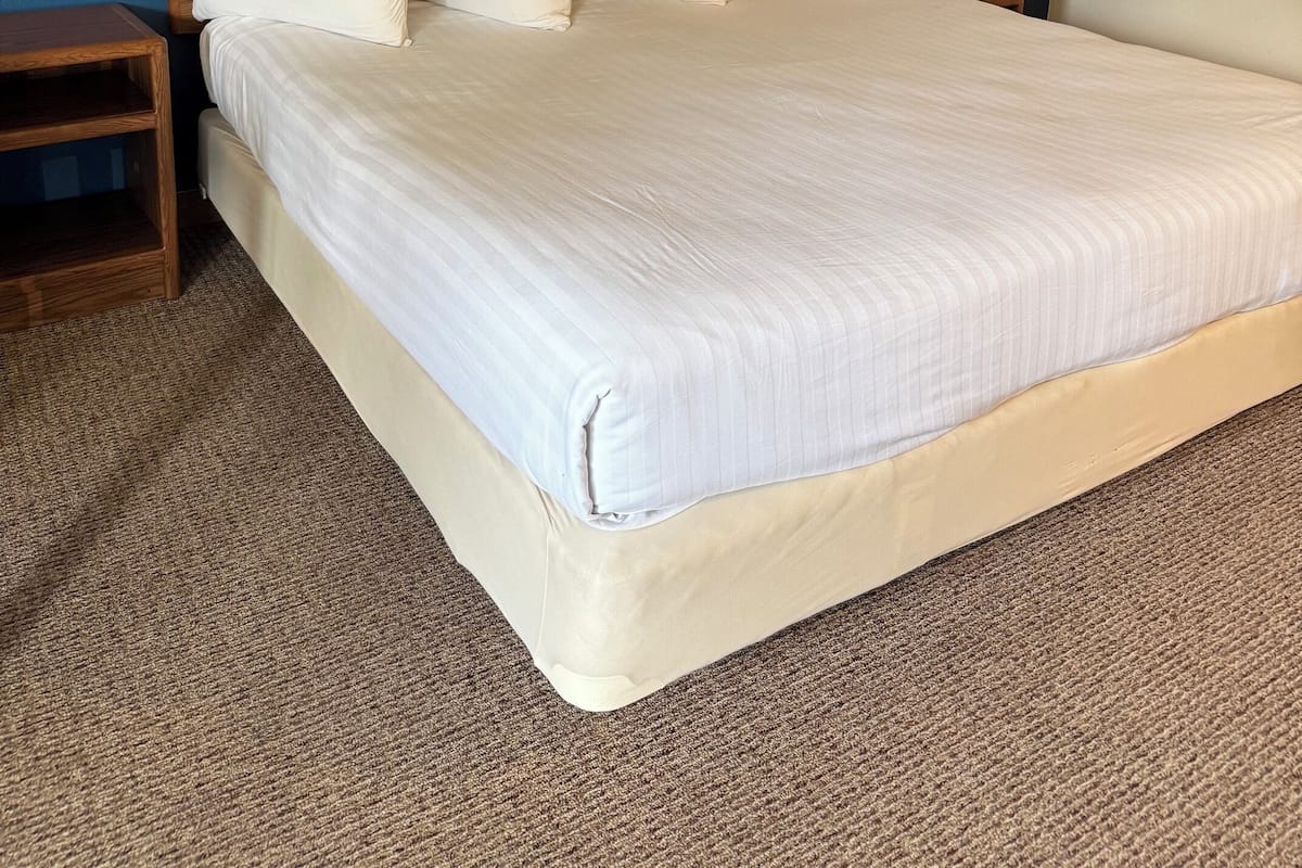 Room, 1 King Bed | Desk, iron/ironing board, WiFi (free), bed sheets
