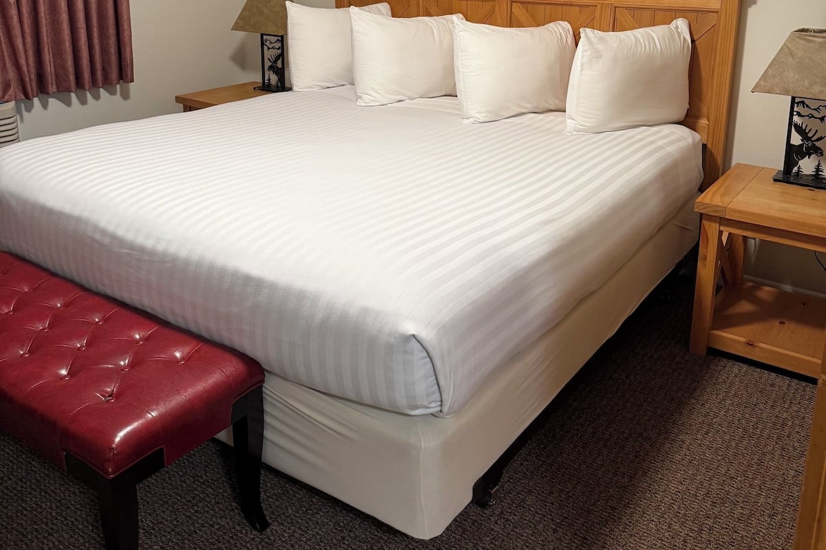 House, 2 Bedrooms | Desk, iron/ironing board, WiFi (free), bed sheets