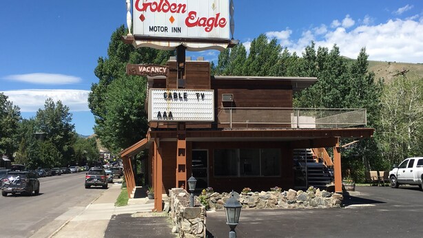 A motel named 'Golden Eagle Motor Inn' with a signboard, a 'Vacancy' sign, and a 'Cable TV' sign. - Golden Eagle Inn (Jackson)