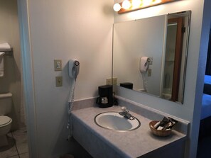 Badkar/dusch, hårtork, handdukar och tvål