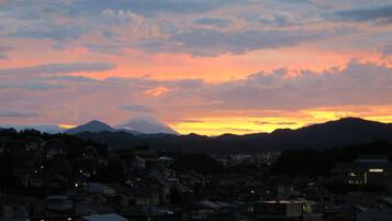 Una cordillera al atardecer con un pueblo en primer plano.