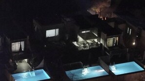 Un edificio de varios pisos con múltiples piscinas, cada una con una fuente de agua.
