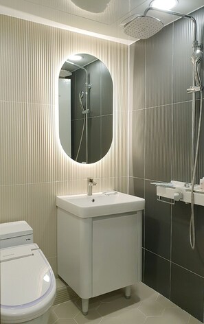 Badewanne und Dusche (separat), Whirlpool, kostenlose Toilettenartikel