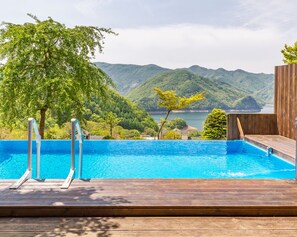 Deluxe Private Pool Villa A (Queenbed 1)+Private pool | Down duvets, Tempur-Pedic beds, blackout curtains, soundproofing - Penatess Pool Villa (Chungju)