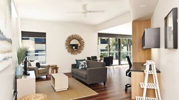 ํ๋ฆฌ๋ฏธ์ ์ํํธ, ์นจ์ค 1๊ฐ | ์ฑ
์, ๋
ธํธ๋ถ ์์
๊ณต๊ฐ, ์๋ง ์ปคํผ, ๋ฐฉ์ ์ค๋น