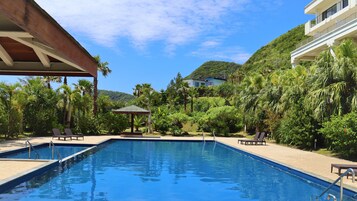 Una piscina al aire libre