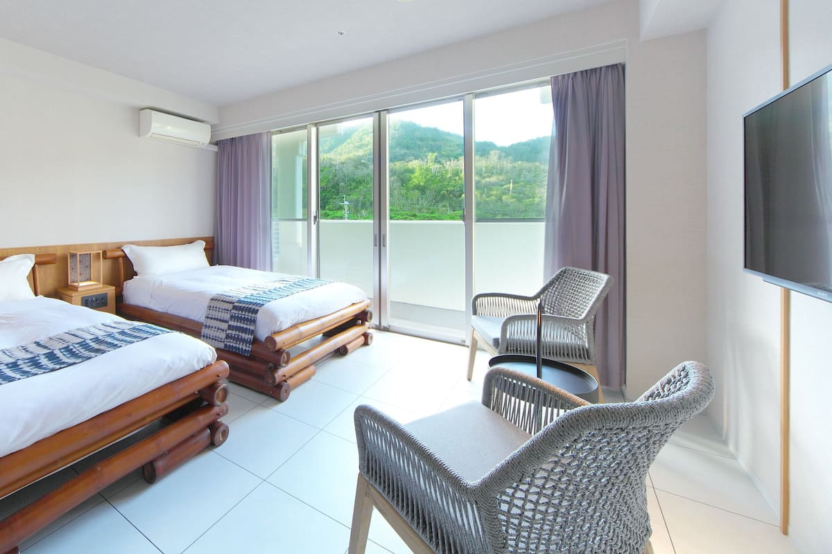 Habitación con 2 camas individuales, vistas a la montaña | Decoración individual y mobiliario individual