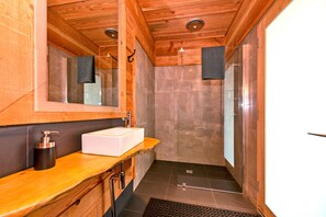 Luxury House, 5 Bedrooms, Bay View, Beachfront | Bathroom | Shower, free toiletries, hair dryer, towels