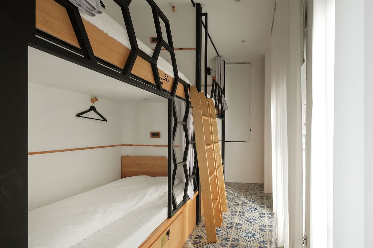 Shared Dormitory, Men only
