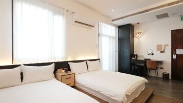 Habitación cuádruple | Ropa de cama de alta calidad y colchones con acolchado adicional