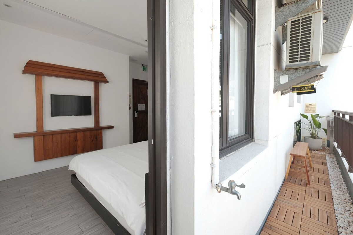 Premium bedding, pillowtop beds, blackout drapes, soundproofing