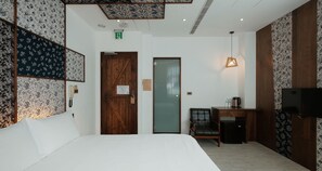 Large Double Room | Premium bedding, pillowtop beds, blackout drapes, soundproofing - Journey Hostel (Tainan)