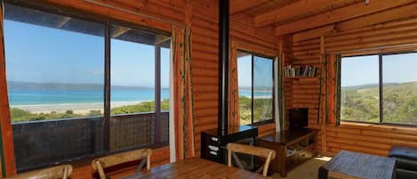 Chalet rustique Standard | Cuisine privée | Réfrigérateur grande capacité avec congélateur, four à micro-ondes