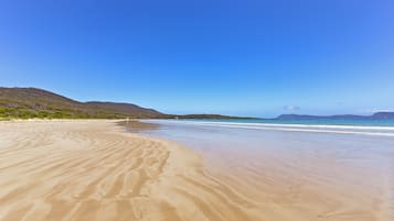 Una playa cerca, arena blanca