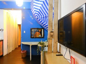 Habitación cuádruple Gallery, 1 habitación, balcón | Ropa de cama de alta calidad y sistema de insonorización