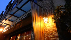 Mặt tiền nơi lưu trú - ban đêm