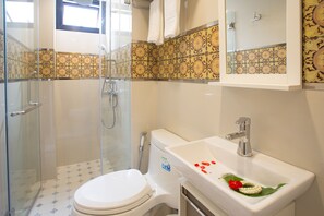 Deluxe Double Room | Bathroom | Shower, free toiletries, towels - Nine Design Place (Bangkok)