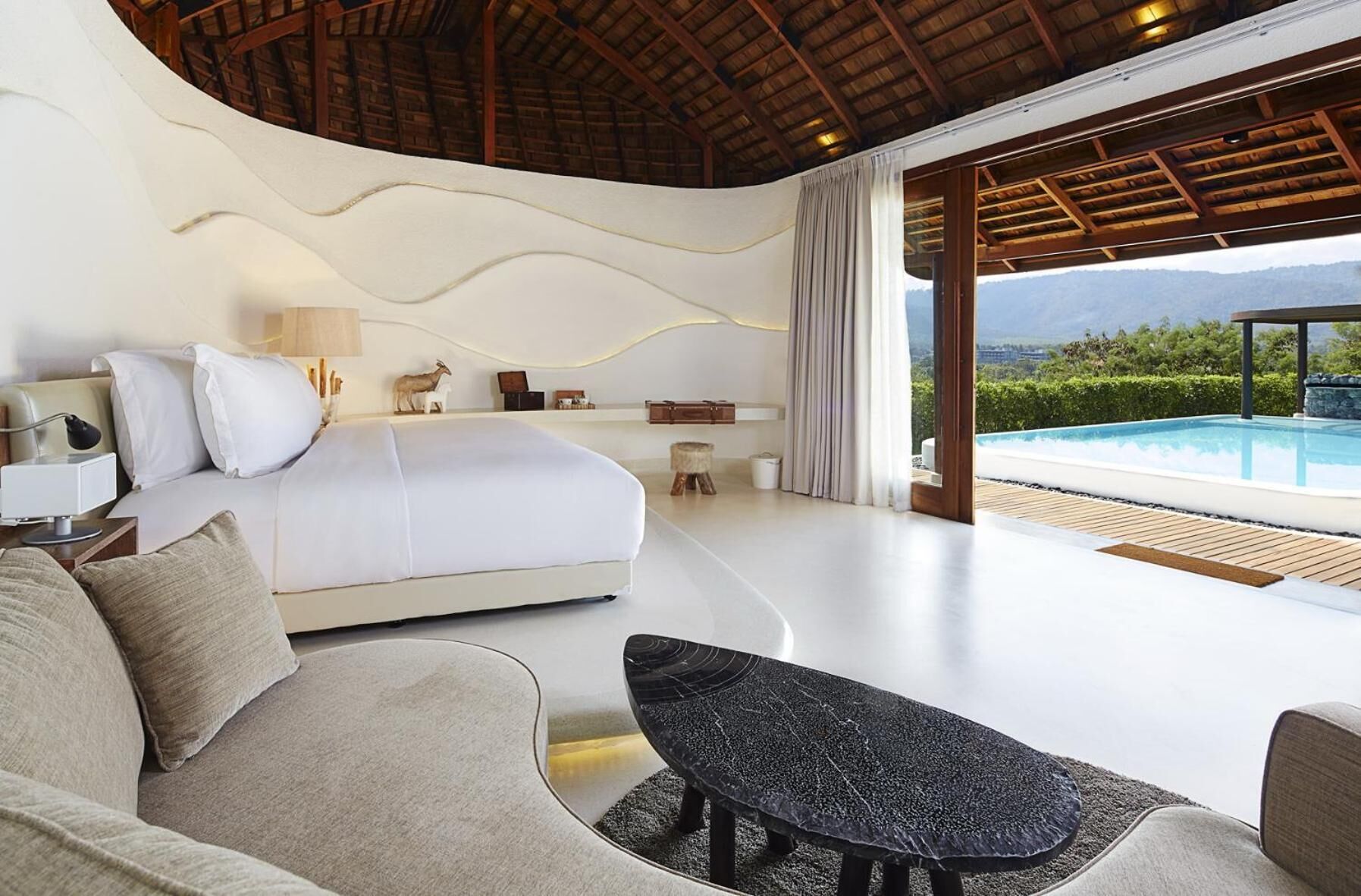 Minibar, caja fuerte, escritorio y cortinas opacas