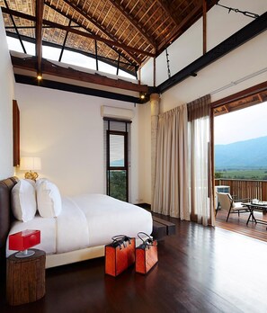 Minibar, caja de seguridad en la habitación y escritorio 