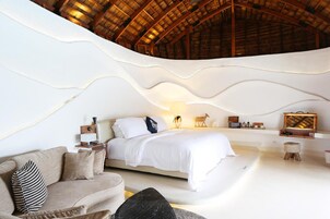 Frigobar, cofres nos quartos, escrivaninha, cortinas blackout