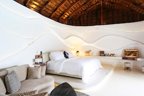 Minibar, caja de seguridad en la habitación y escritorio