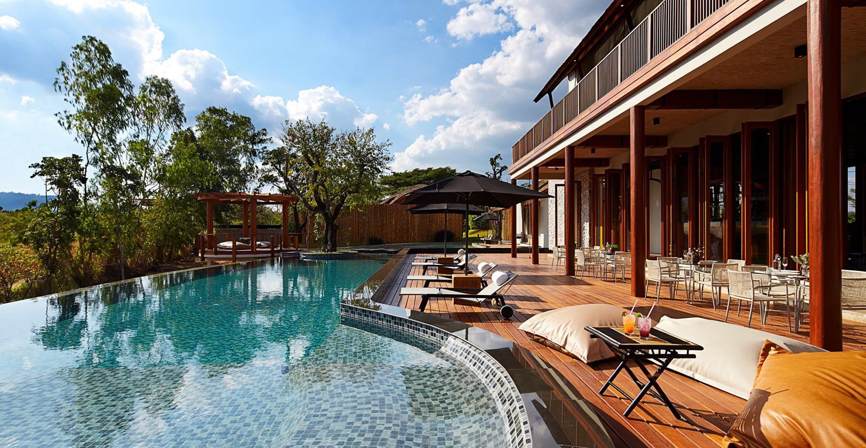 Una piscina al aire libre