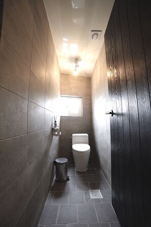 Dusche, kostenlose Toilettenartikel, Haartrockner, Hausschuhe