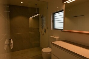 Luxury House, 4 Bedrooms, Private Pool | Bathroom | Separate tub and shower, deep soaking tub, free toiletries, hair dryer