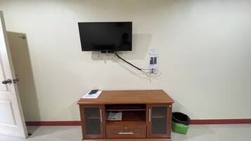 Bureau, fer et planche à repasser, lits bébé (gratuits), Wi-Fi gratuit