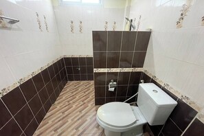 Suihku, sadesuihkupää, ilmaiset hygieniatuotteet, hiustenkuivaaja