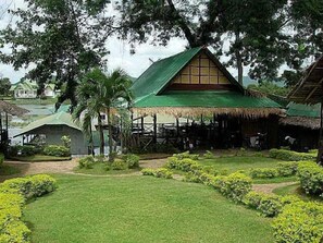 Garden - Sugar Cane Guest House 1 (Kanchanaburi)