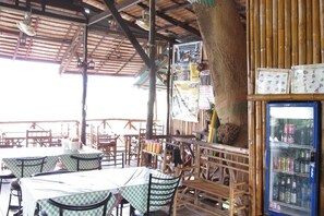 Petit déjeuner, déjeuner et dîner servis sur place, plats Cuisine thaï 