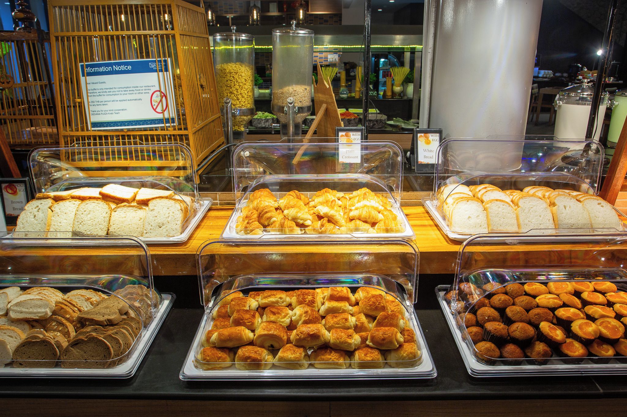 Un buffet con diversi tipi di pane e pasticceria.