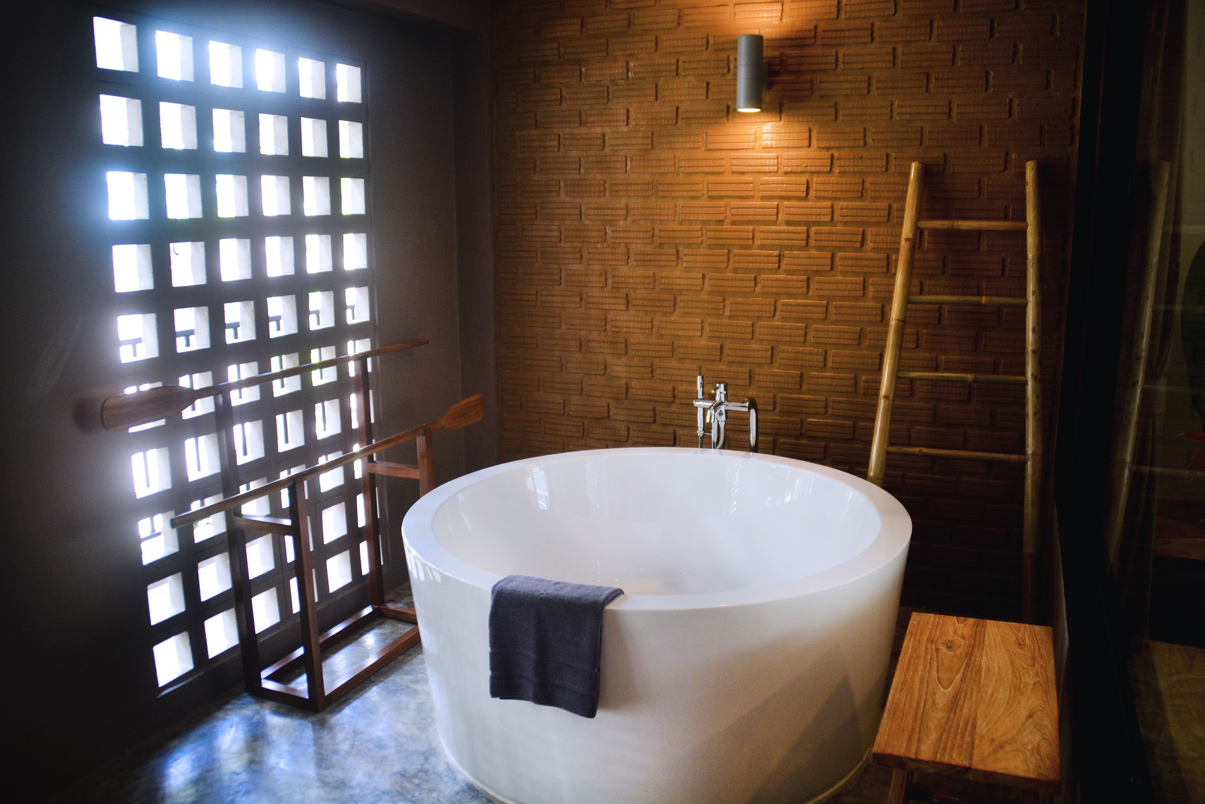 duplex | deep-soaking bathtub