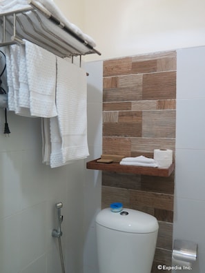 Doppelzimmer | Badezimmer | Dusche, kostenlose Toilettenartikel, Haartrockner, Handtücher