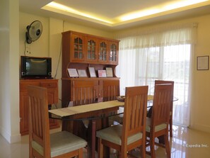 Asian cuisine - Oasi Fiore Bed and Breakfast (Dauis)
