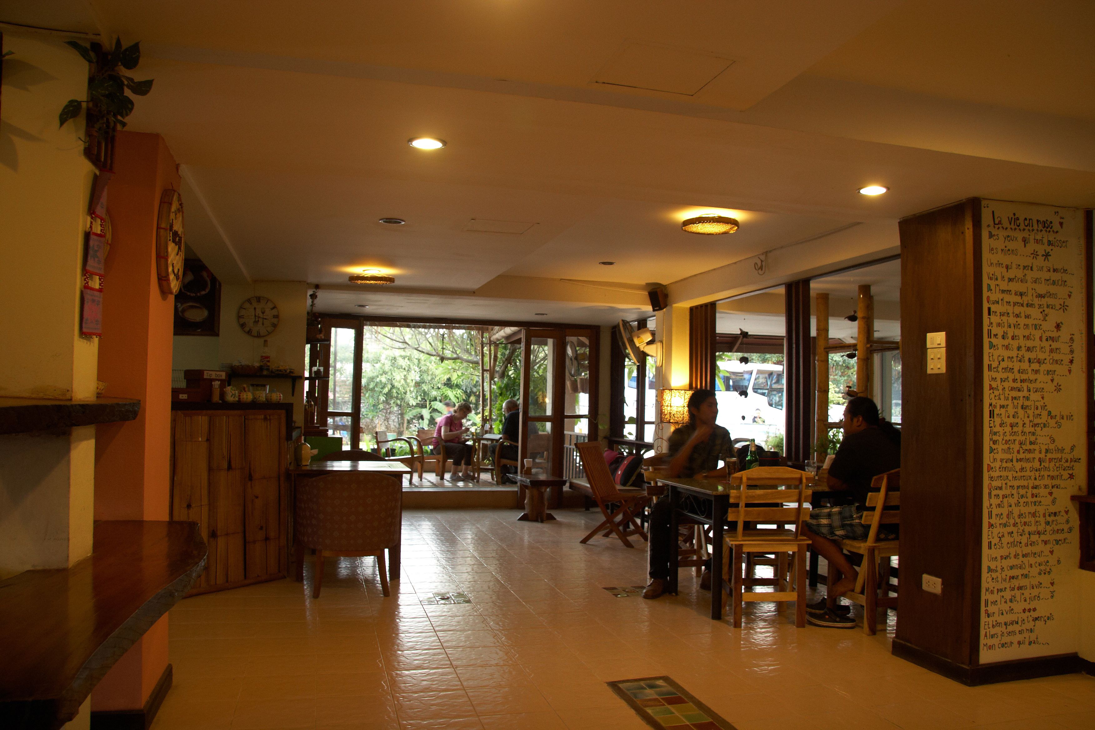Petit déjeuner, déjeuner et dîner servis sur place, plats Cuisine thaï 