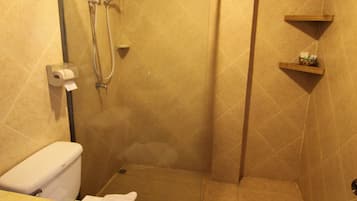 Un baño con inodoro, ducha y lavamanos.