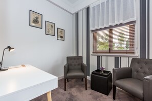 奢华套房 (Woodford Room) | 客厅 | 40-英寸纯平电视 （配备有线频道）、电视