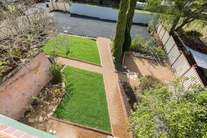 Economy Room, 1 Queen Bed, Non Smoking, Garden View | Garden view