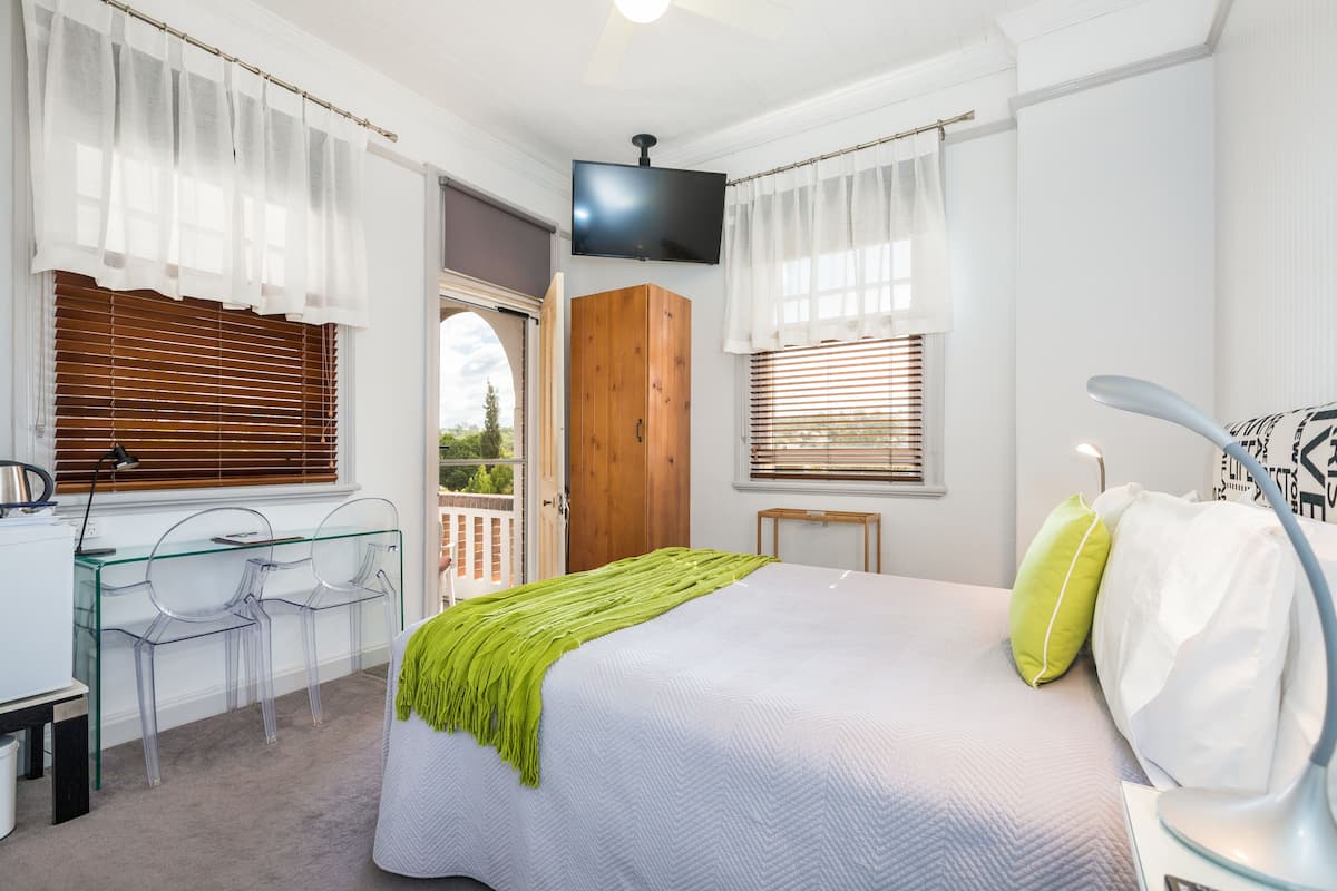 Economy-Doppelzimmer, 1 Queen-Bett, Nichtraucher, Gartenblick | 1 Schlafzimmer, hochwertige Bettwaren, Schreibtisch