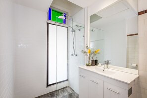 Quarto casal econômico, 1 cama Queen, para não fumantes, vista para o jardim | Banheiro | Chuveiro, ducha de hidromassagem, produtos de toalete grátis 