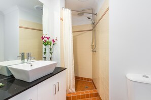 Premier Suite, 1 King Bed, Balcony | Bathroom shower - Cumquat House (Ipswich)