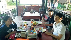 Café da manhã, almoço e jantar; culinária tailandesa 