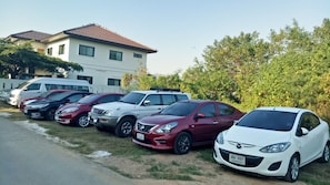 Free self-parking - Sawasdee River Kwai Lodge (Kanchanaburi)
