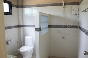 Habitació estàndard | Bany | Dutxa, articles de tocador gratuïts, assecador de cabells i tovalloles 
