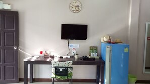 Premium bedding, desk, blackout curtains, free WiFi - Sawasdee River Kwai Lodge (Kanchanaburi)