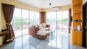 Grand Suite | 1 bedroom, desk, blackout curtains, rollaway beds