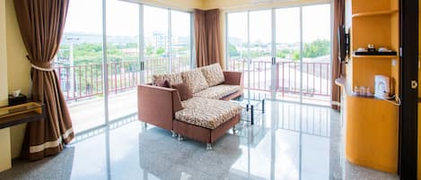 Grand Suite | 1 bedroom, desk, blackout drapes, rollaway beds
